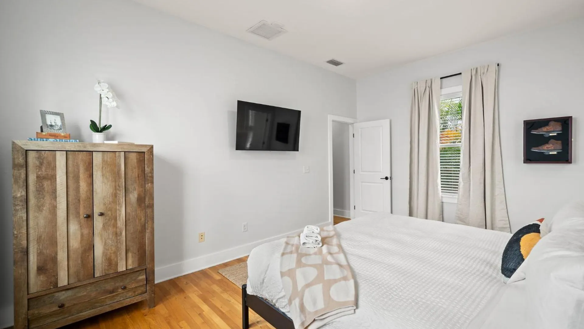 New! Casa Fuente - Beautifully Renovated Ybor Bungalow, Steps To 7Th Ave Tampa